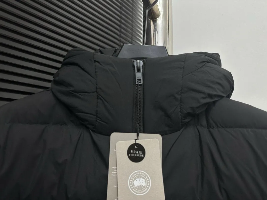 P850 𝘾𝘼𝙉𝘼𝘿𝘼 𝙂𝙊𝙊𝙎𝙀 Canada Goose Ouyang Nana second generation same style hooded couple down jacket! Goose down jacket has always been a popular element of fashion, loved by experts from all walks of life! Fashionable hooded cut, high-end customer-supplied fine goose down, high resilience, smooth zipper, strong and firm. Pockets on both sides can store small items, free your hands, and you can go out without worries. 90% white goose down filling. Black light puff style. Size: XS S M L XL XXL Color: black